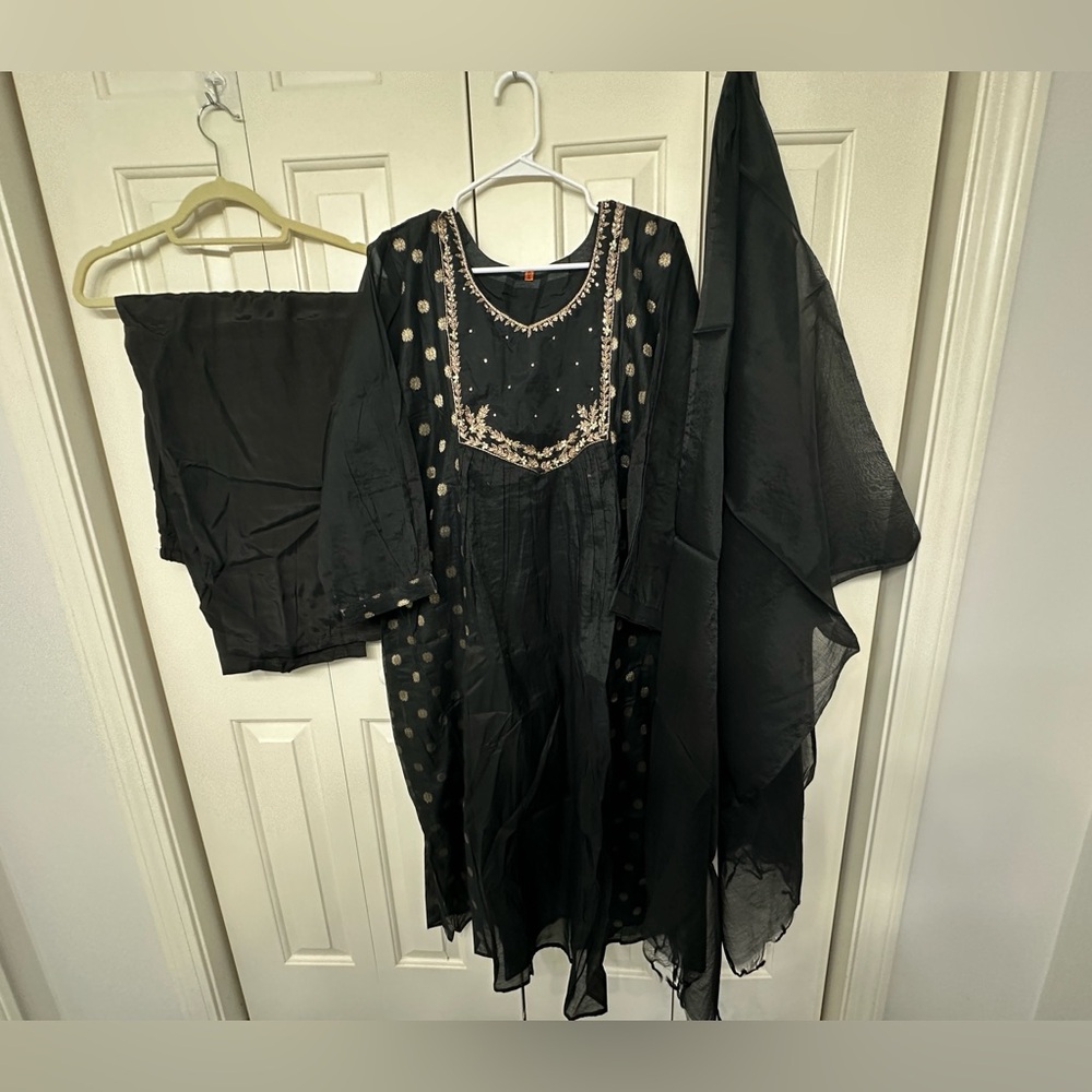Sale‼️Elegant Black Embroidered Chanderi cotton long Anarkali size 23”